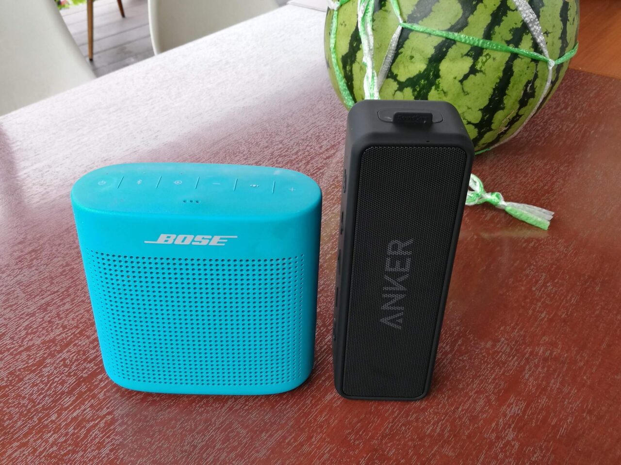 左:Bose SoundLink Color Bluetooth speaker II・右:Anker SondCore 2