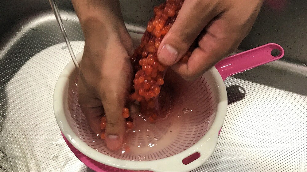 すじこを手でほぐす
