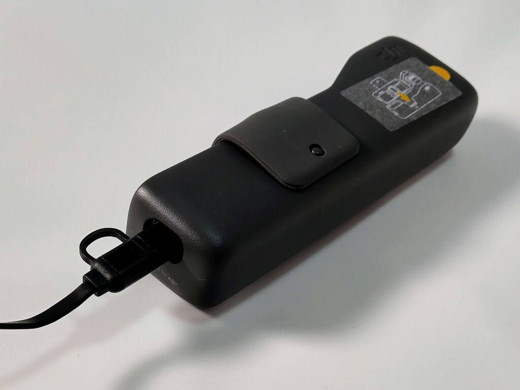 DJI Osmo Pocket キャリーケースに収納したままケーブルを接続