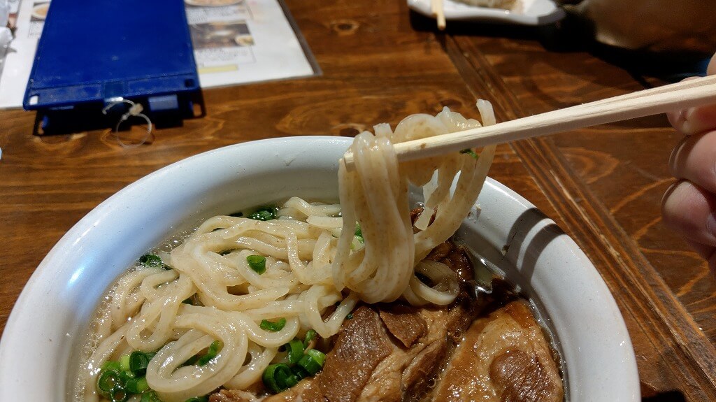 博多 あかちょこべ スペアリブうどん 自家製古式胚芽麺