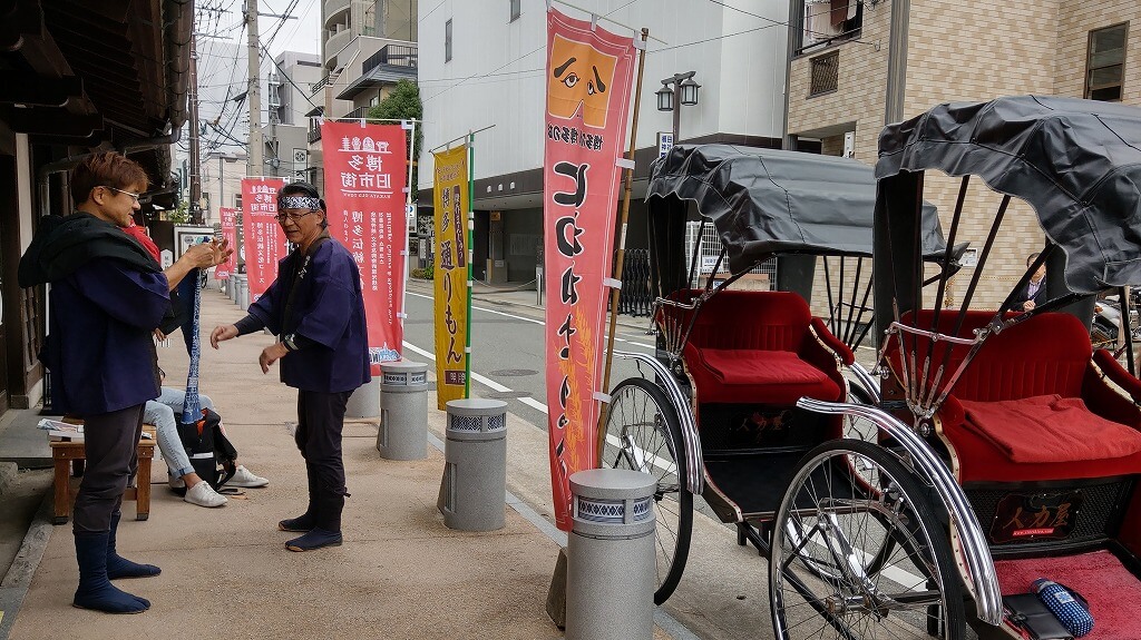 博多町屋ふるさと館前に停まっている人力車と博多人力屋さん