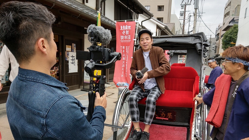 人力車に乗って怖がる大山さん