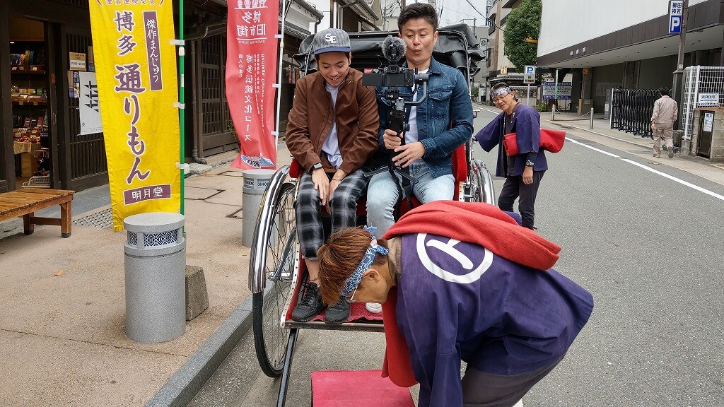 人力車に乗って怖がるけんいちさん