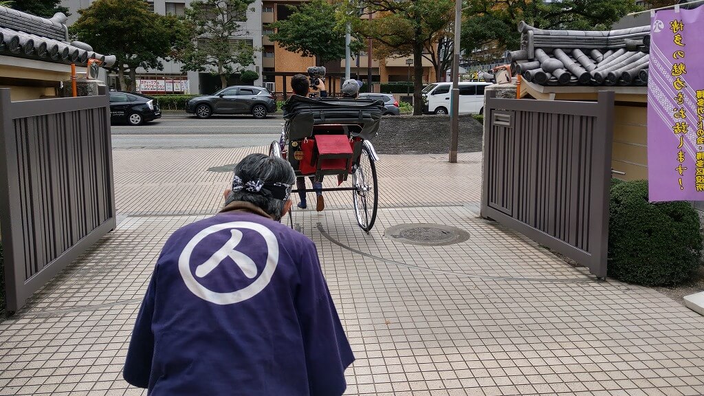 博多人力屋さんの人力車に引かれながら東長寺を後に