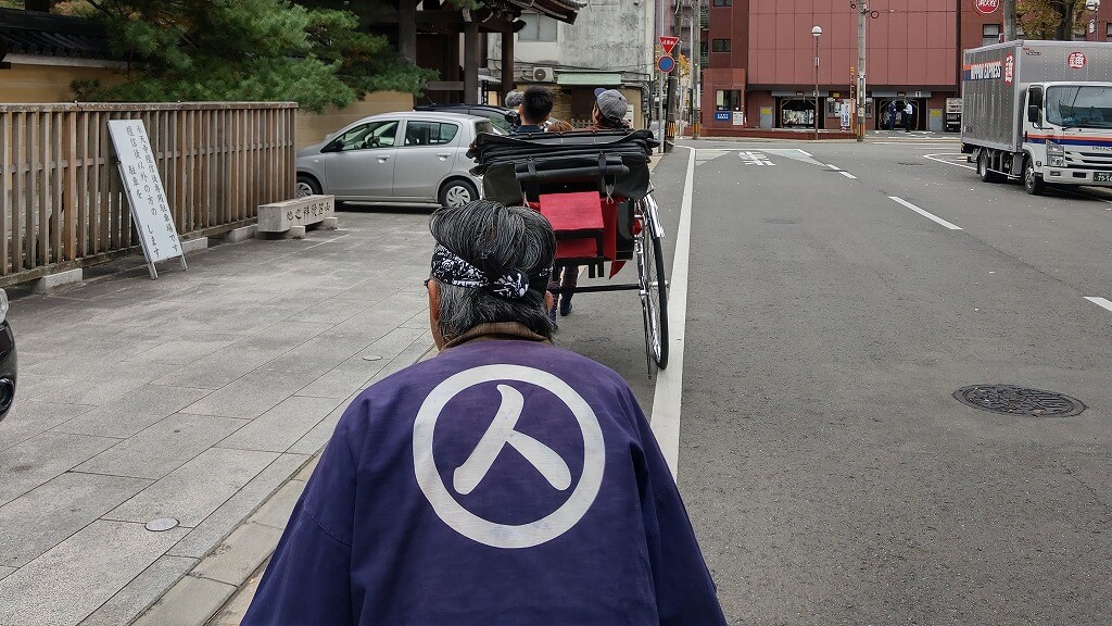 博多人力屋さんが人力車を引く様子 後ろから