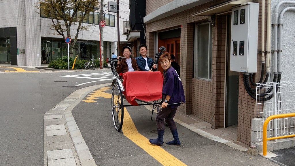 博多人力屋さんが人力車を引く様子 前から