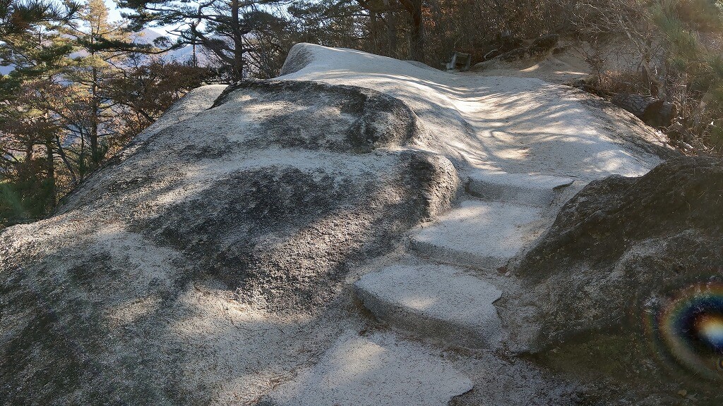 弥三郎岳 登山道 石の階段