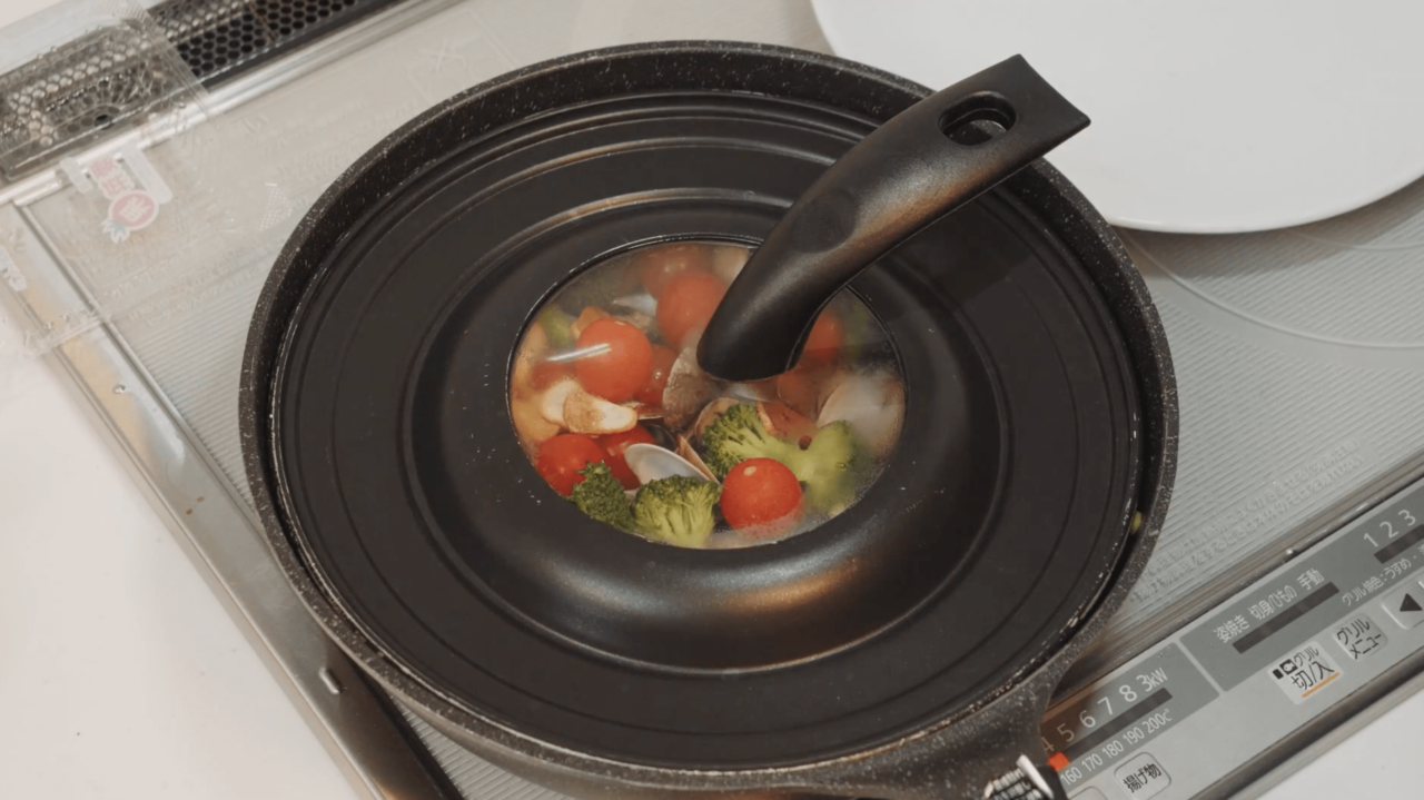 蓋をして10分煮込む様子