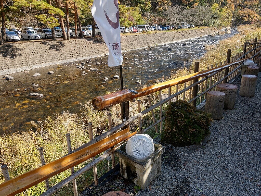 ほうとう達人 円右衛門 流しそうめんの竹