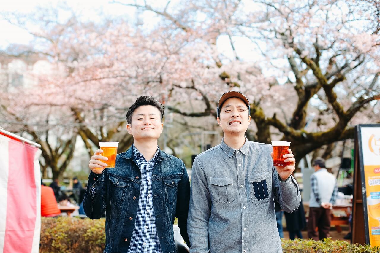 御殿場高原時之栖桜まつり ビールを持った男性