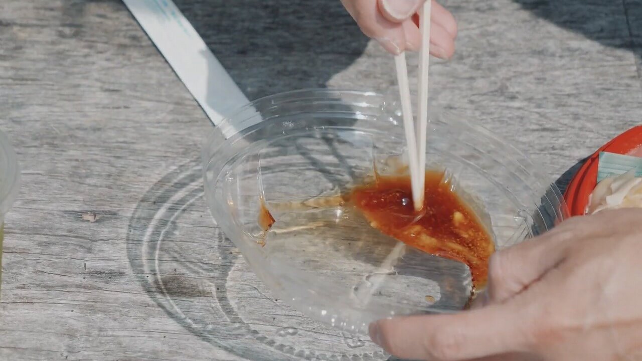 まぐろの魚栄 ネギトロ丼 タレをフタで混ぜる