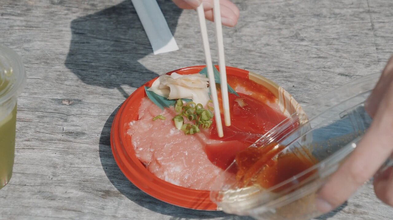 まぐろの魚栄 ネギトロ丼 タレをかける