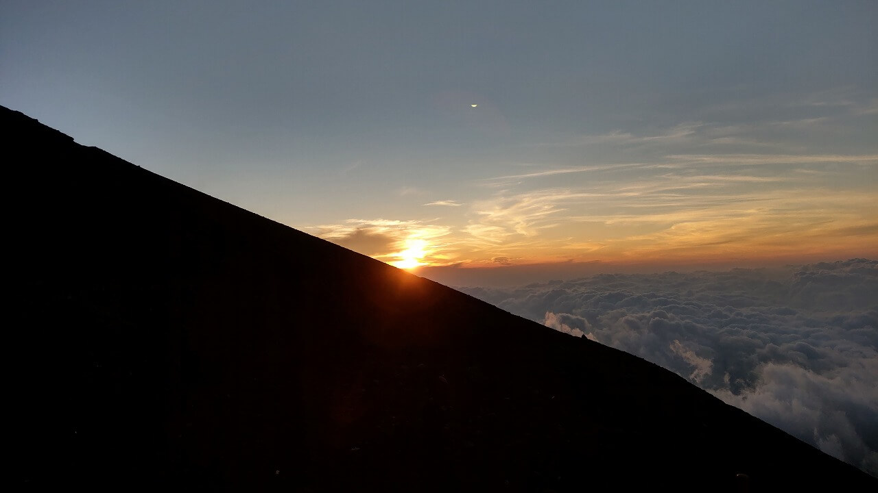 富士登山道富士宮ルート八合目 雲海からのご来光