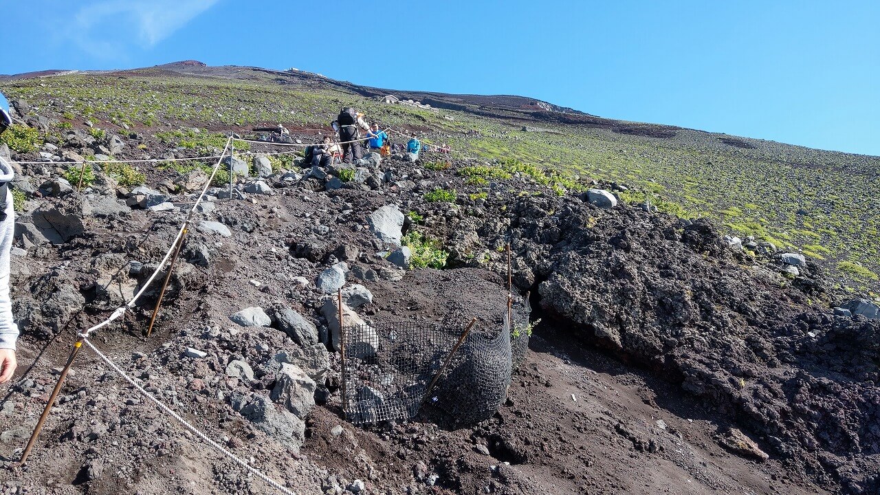 富士登山道の険しい斜面