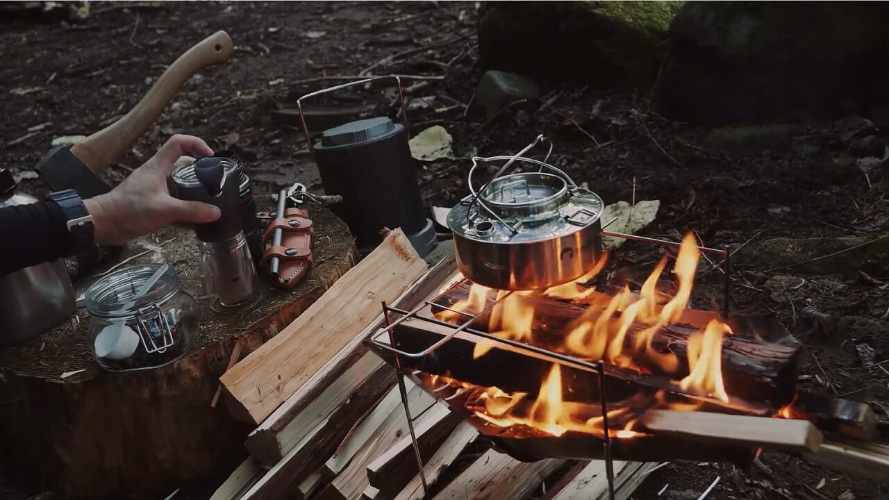 焚き火台でコーヒーのお湯を沸かす